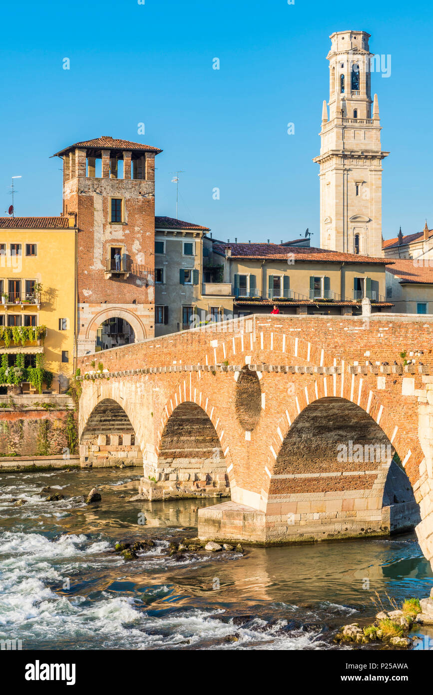 Ponte Pietra (ponte di pietra) e la città vecchia di Verona a sunrise. Verona, Veneto, Italia Foto Stock