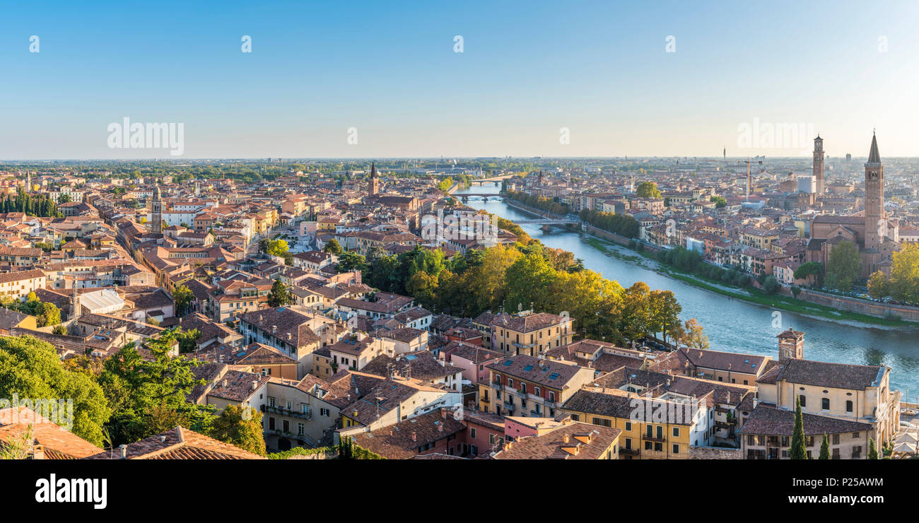 Vista del fiume Adige e la città vecchia di Verona. Verona, Veneto, Italia Foto Stock