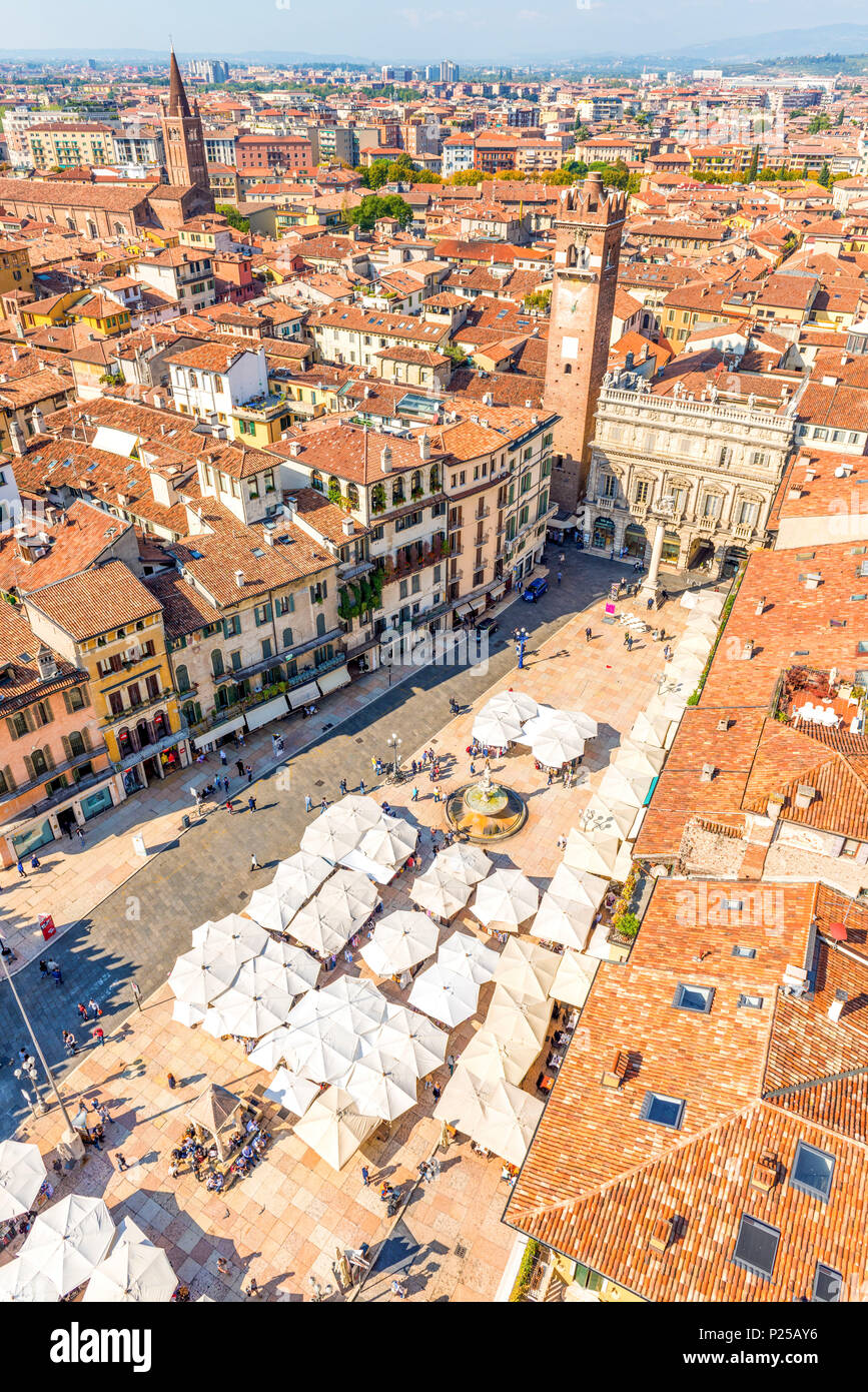 Angolo di alta vista di Piazza delle Erbe (Market Square). Verona, Veneto, Italia Foto Stock