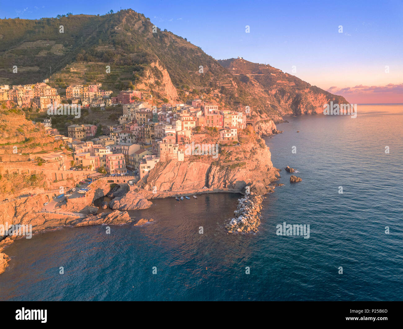 Manarola, 5 Terre, provincia di La Spezia, Liguria, Italia. La piccola città di Manarola al tramonto. Foto Stock