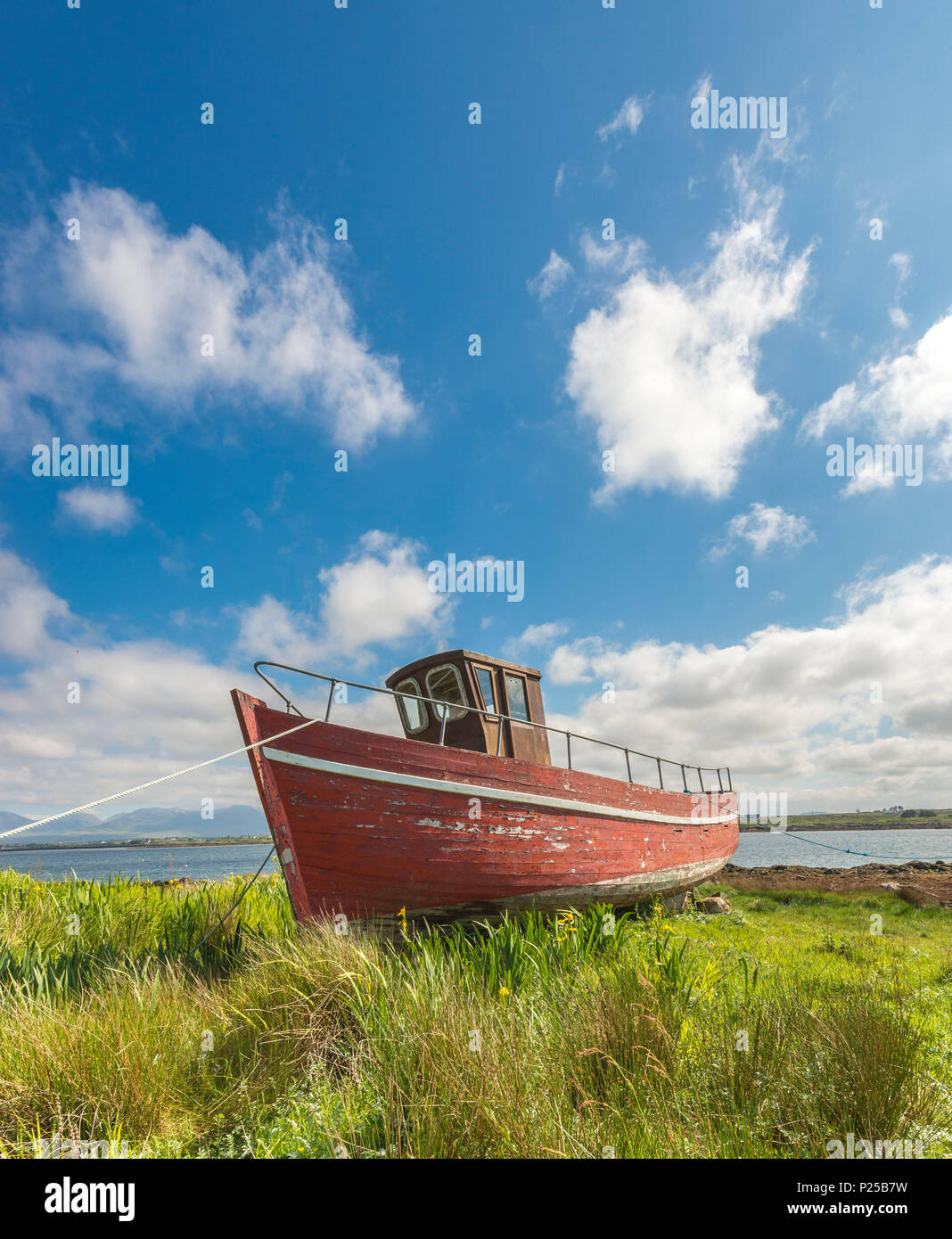 In legno barca da pesca in Roundstone. Co. Galway, Connacht provincia, Irlanda. Foto Stock