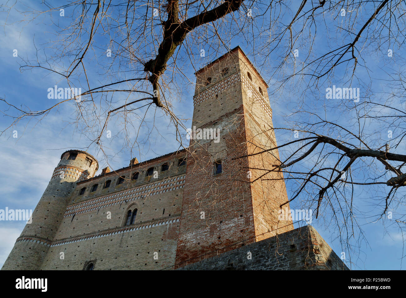 Le Langhe, Distretto di Cuneo, Piemonte, Italia. Barolo, Serralunga d'Alba castello Foto Stock