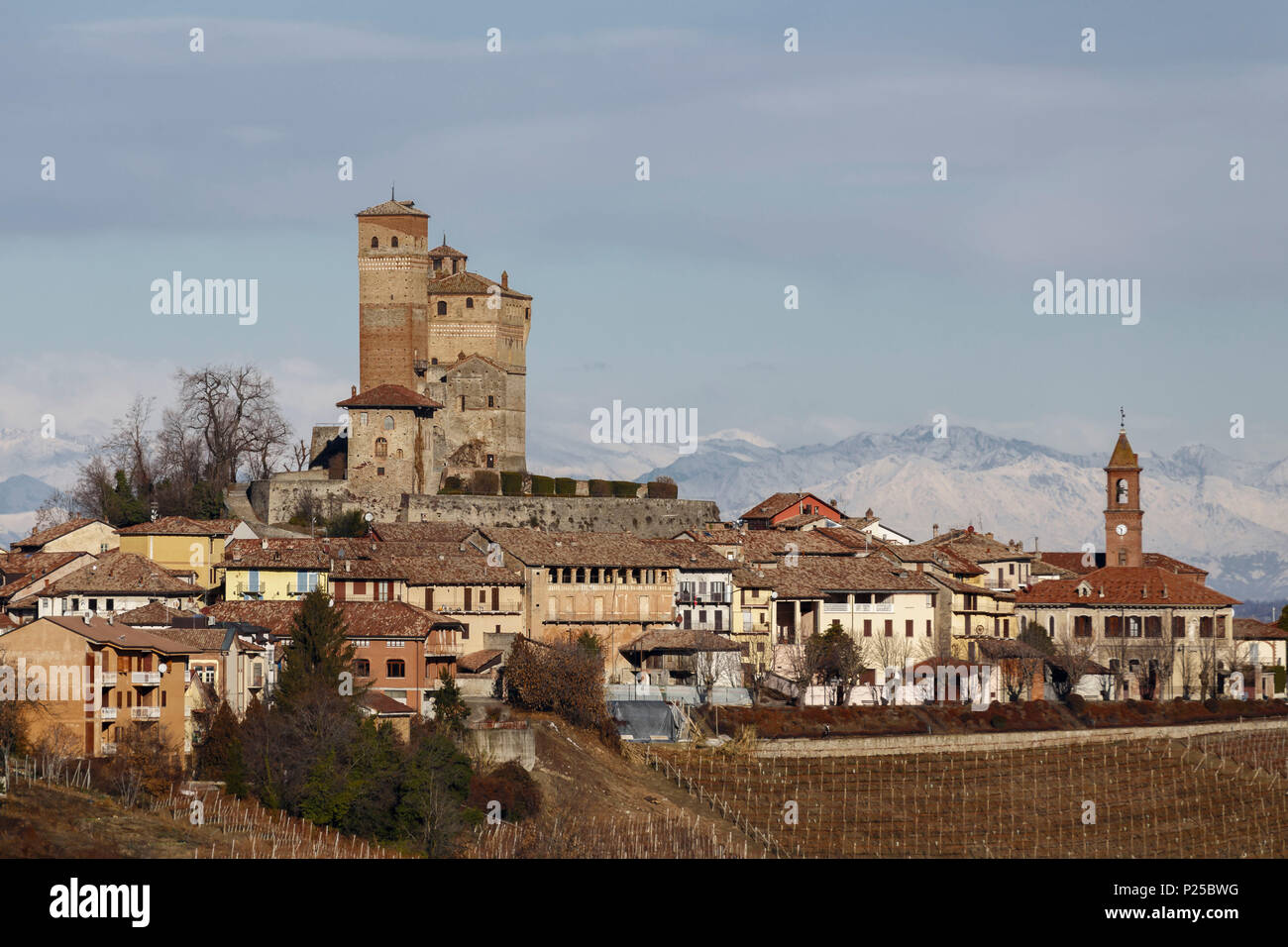 Le Langhe, Distretto di Cuneo, Piemonte, Italia. Barolo, Serralunga d'Alba castello Foto Stock