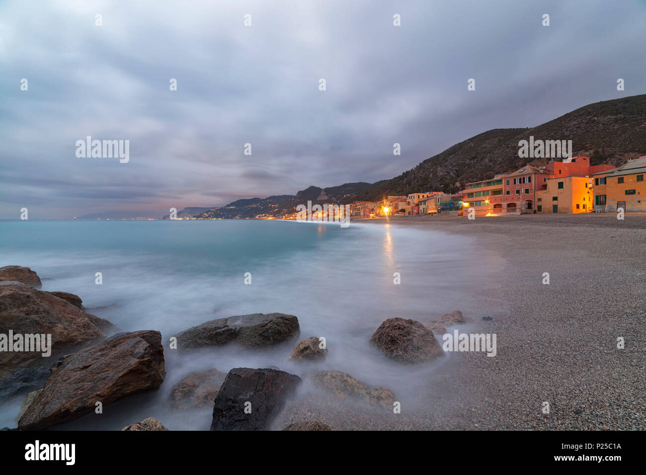 Nuvoloso Tramonto Sulla Spiaggia Di Varigotti Finale Ligure