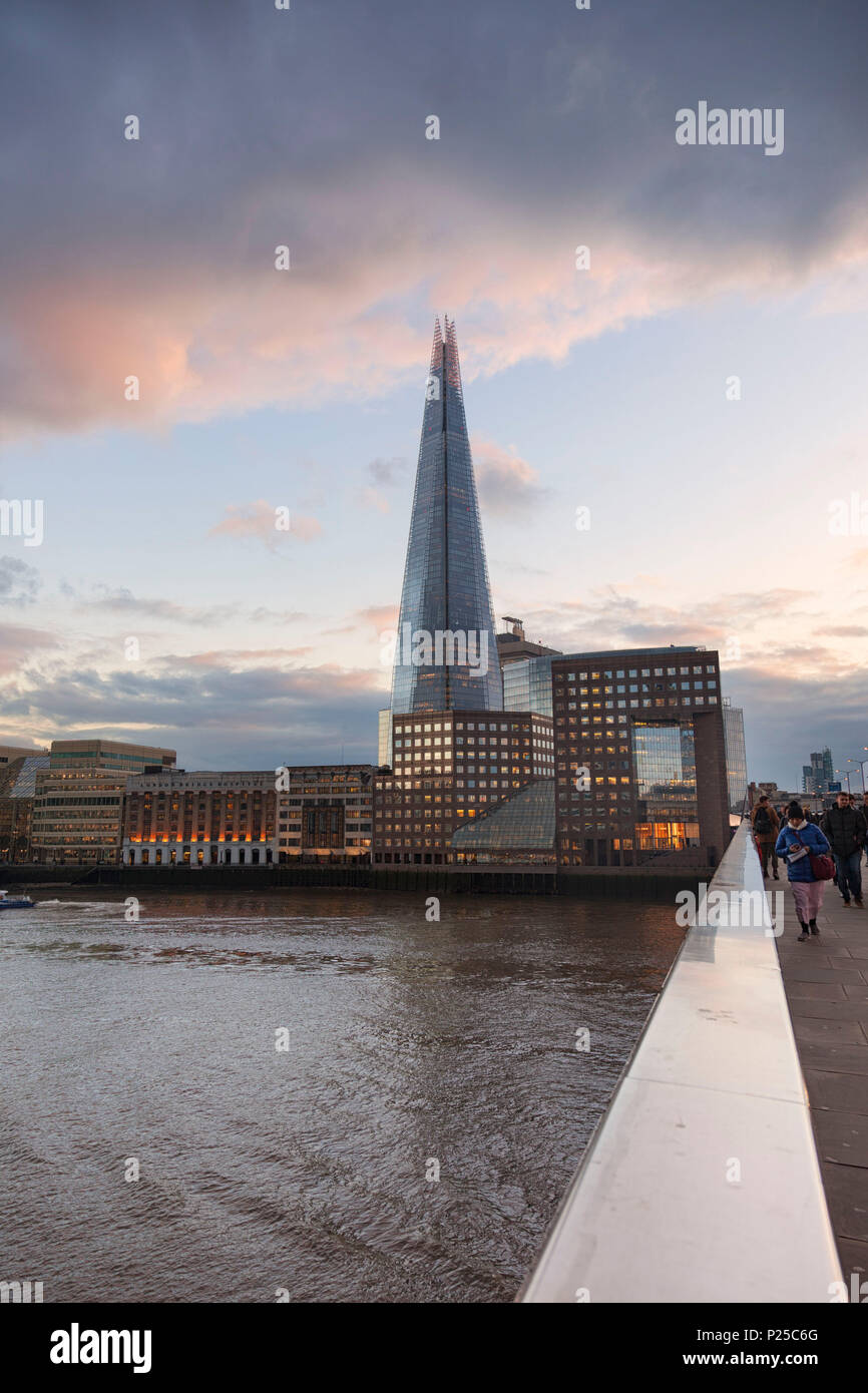 Il frammento da London Bridge in un NUVOLOSO TRAMONTO, Londra, Gran Bretagna, Regno Unito Foto Stock