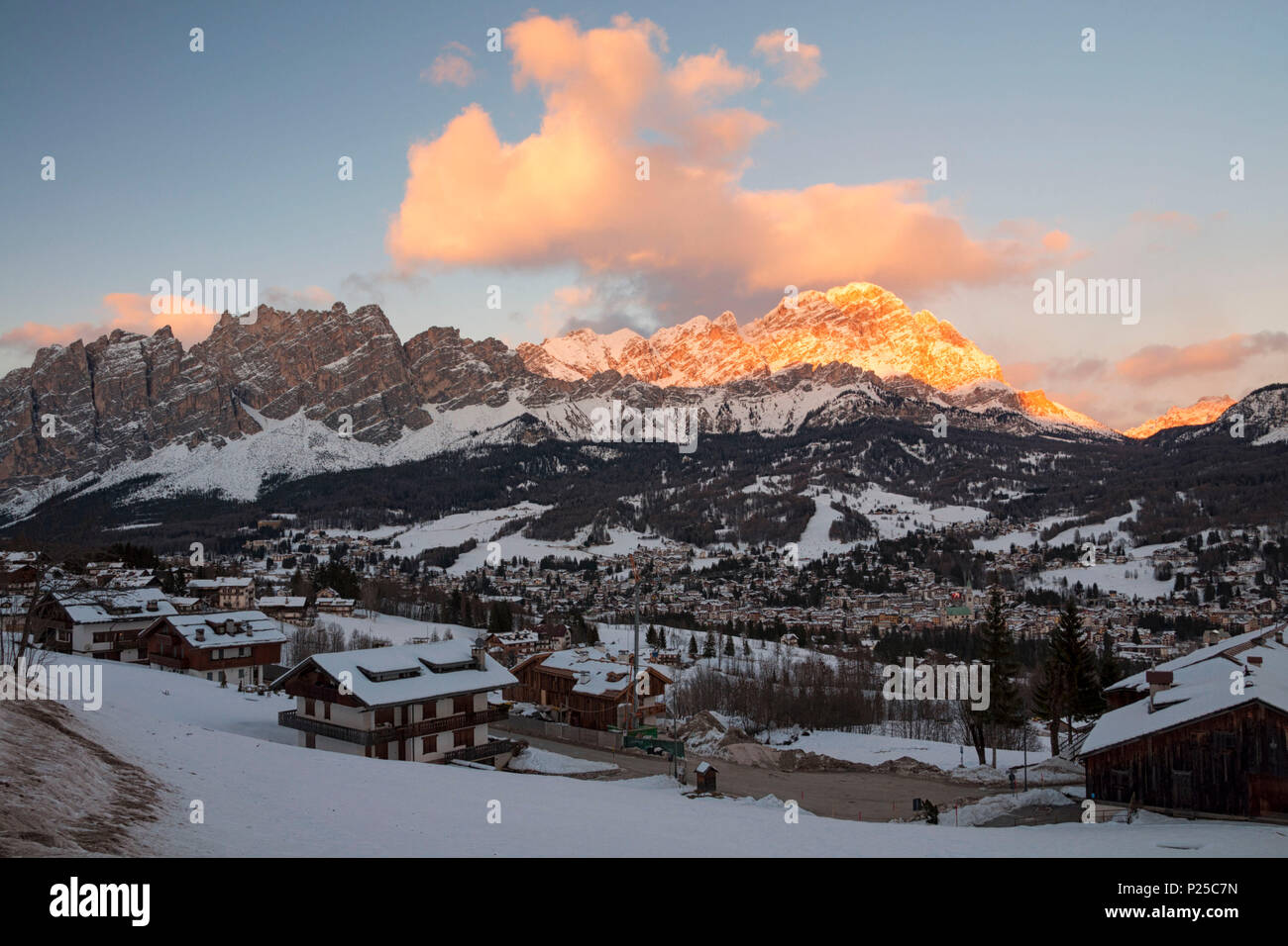Cortina d'Ampezzo al tramonto, Dolomiti, provincia di Belluno, Veneto, Italia Foto Stock