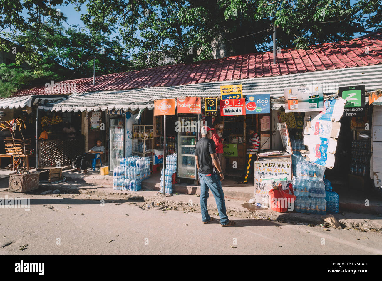 Africa orientale, della Tanzania, Zanzibar, strada con negozi di Stone Town. Foto Stock