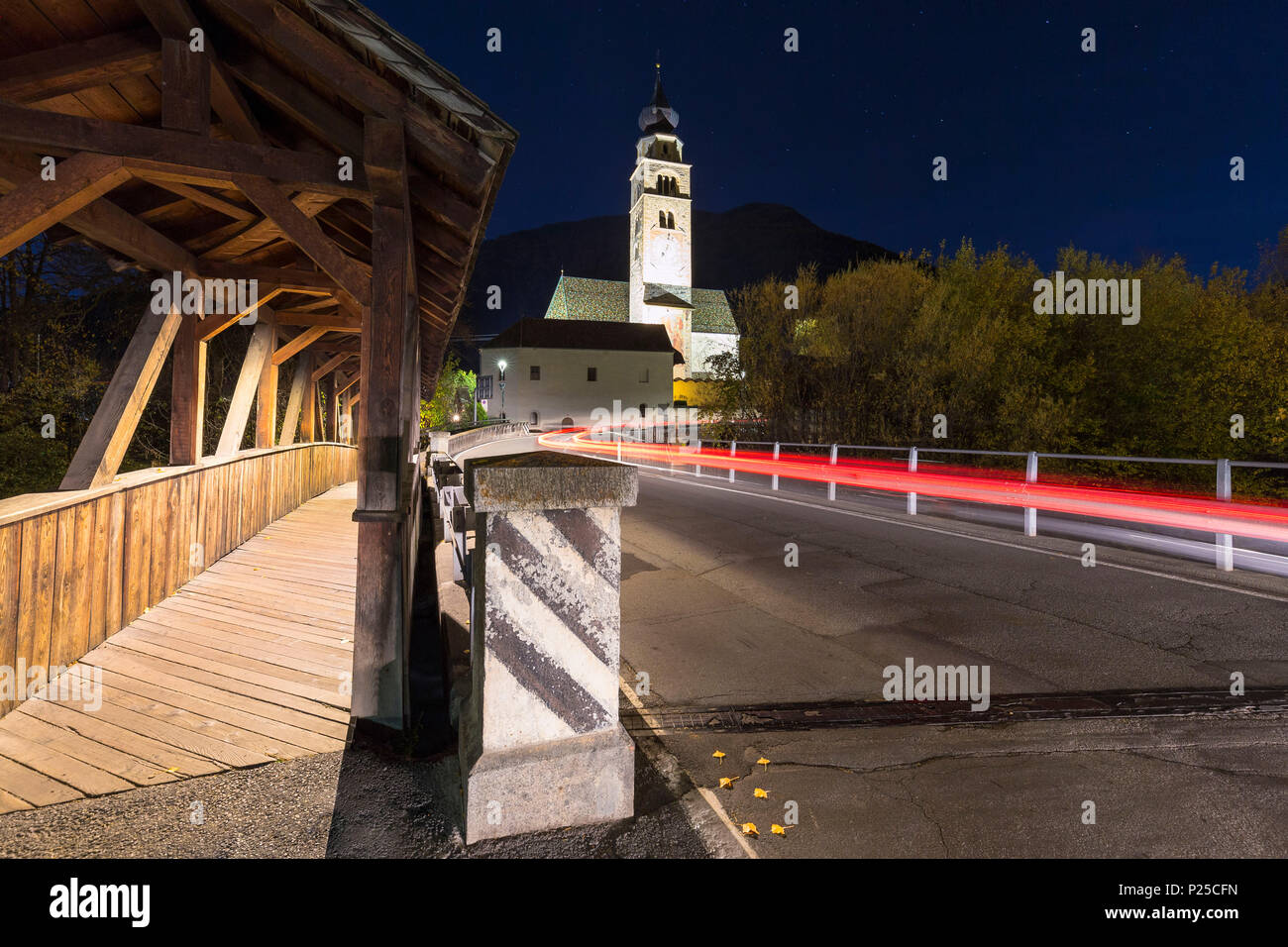 Il transito di auto di notte davanti la chiesa di Glorenza, Val Venosta, Sudtirol, Italia. Foto Stock