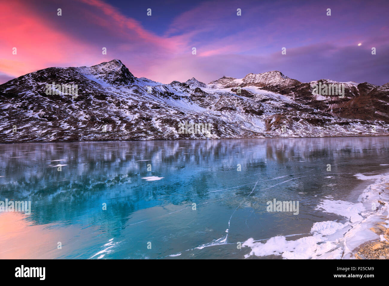 Sunrise sulla congelati Lago Bianco(lago bianco), del Bernina, Engadina, Grigioni, Svizzera. Foto Stock