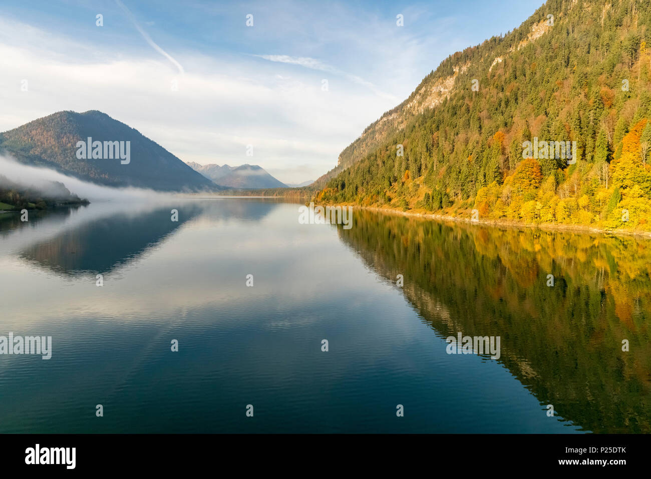 Lago Sylvenstein in una mattina di autunno. Bad Tölz-Wolfratshausen district, Baviera, Germania. Foto Stock