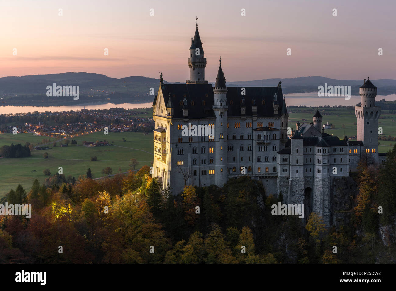 Il castello di Neuschwanstein al crepuscolo. Schwangau, Schwaben, Baviera, Germania. Foto Stock