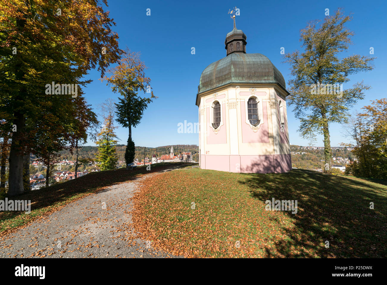 Josef cappella con alberi in autunno. Per Sigmaringen, Baden-Württemberg, Germania. Foto Stock