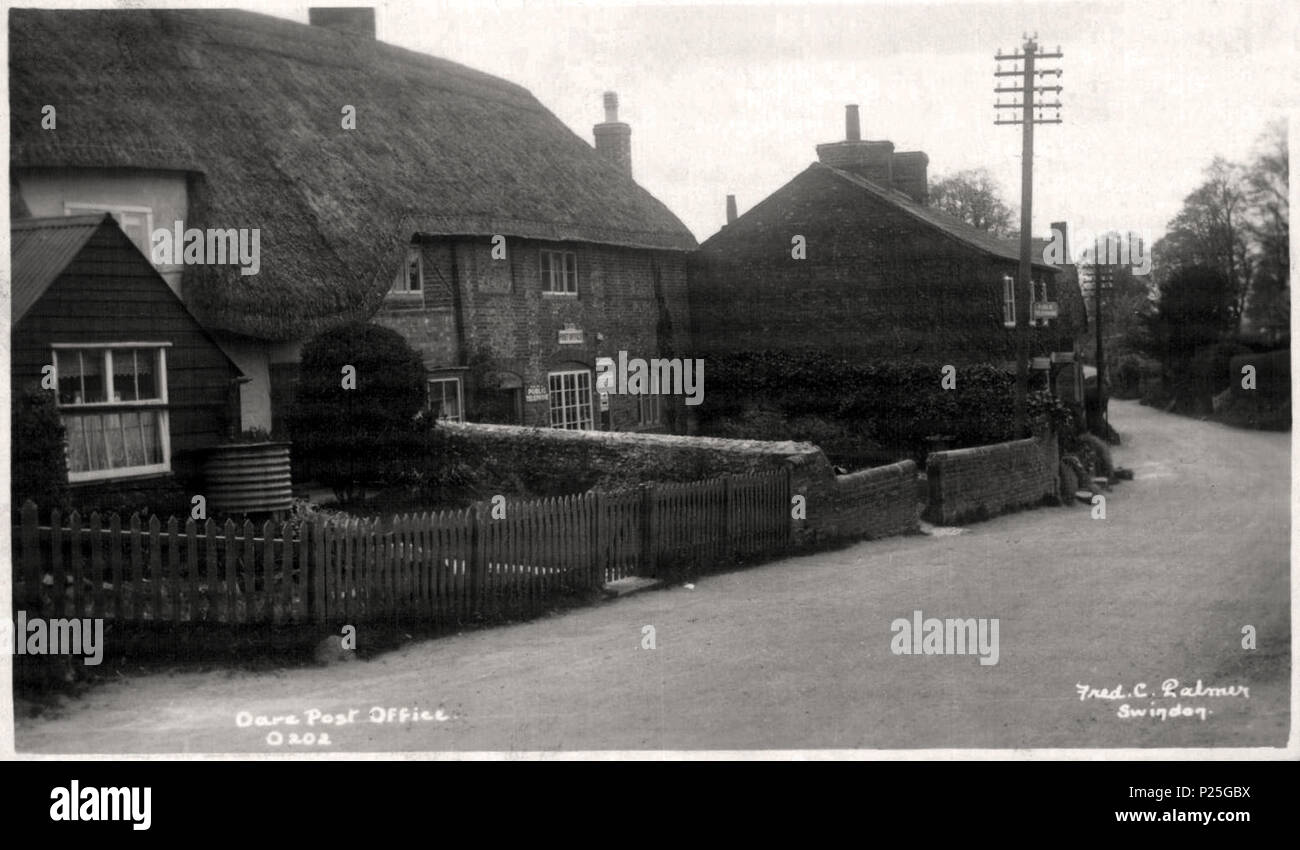 . Inglese: fotografia n. 0202 da Frederick Christian Palmer di Swindon (d.1941), dell'ufficio postale sul Osono Hill (oggi A345), a osono, Wiltshire, Inghilterra. Il post office è oggi una casa privata di fronte al White Hart public house. Un palo del telefono nella stessa posizione esiste al di fuori del vecchio ufficio postale, con una successiva aggiunta di casella postale, sebbene il tetto di tegole house dietro di esso, non. I giardini di fronte oggi sono separati dalla strada da un rilievo pavimentazione di massicciata. Il post e rampa Picket Fence è stato sostituito da un basso muro di mattoni. prima del 1935. Frederick Christian Palmer 126 Fred C Palme Foto Stock