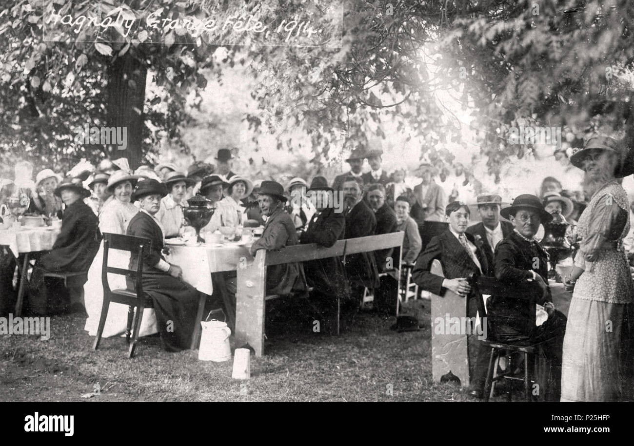 . Inglese: Hagnaby Grange Fete in 1914, a Hagnaby, un borgo in Oriente Kirkby, Lincolnshire, Inghilterra. Hagnaby Grange è situato appena ad est di Sant'Andrea Chiesa, e accanto a Hagnaby Beck (stream), sulla strada di Sleaford (oggi A155). Il photgraph, che è stata tagliata per rimuovere bordi danneggiati, è stato prodotto da Thomas Bundock di Spilsby. 1914. Thomas Bundock 143 Hagnaby Grange Fete 1914, in Hagnaby, Est Kirkby, Lincolnshire 02 Foto Stock