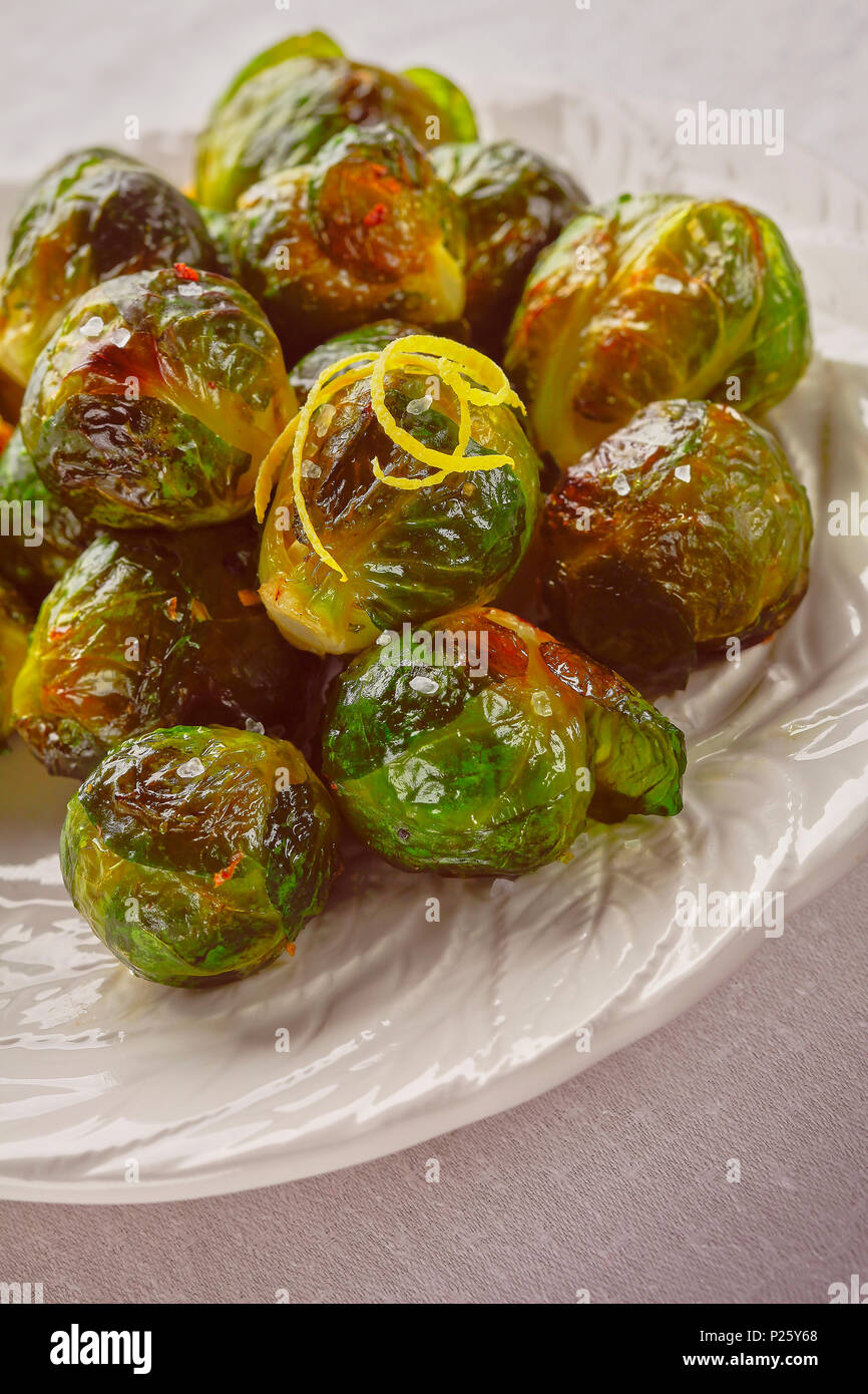 Arrostite i cavoletti di Bruxelles con la scorza di limone Foto Stock