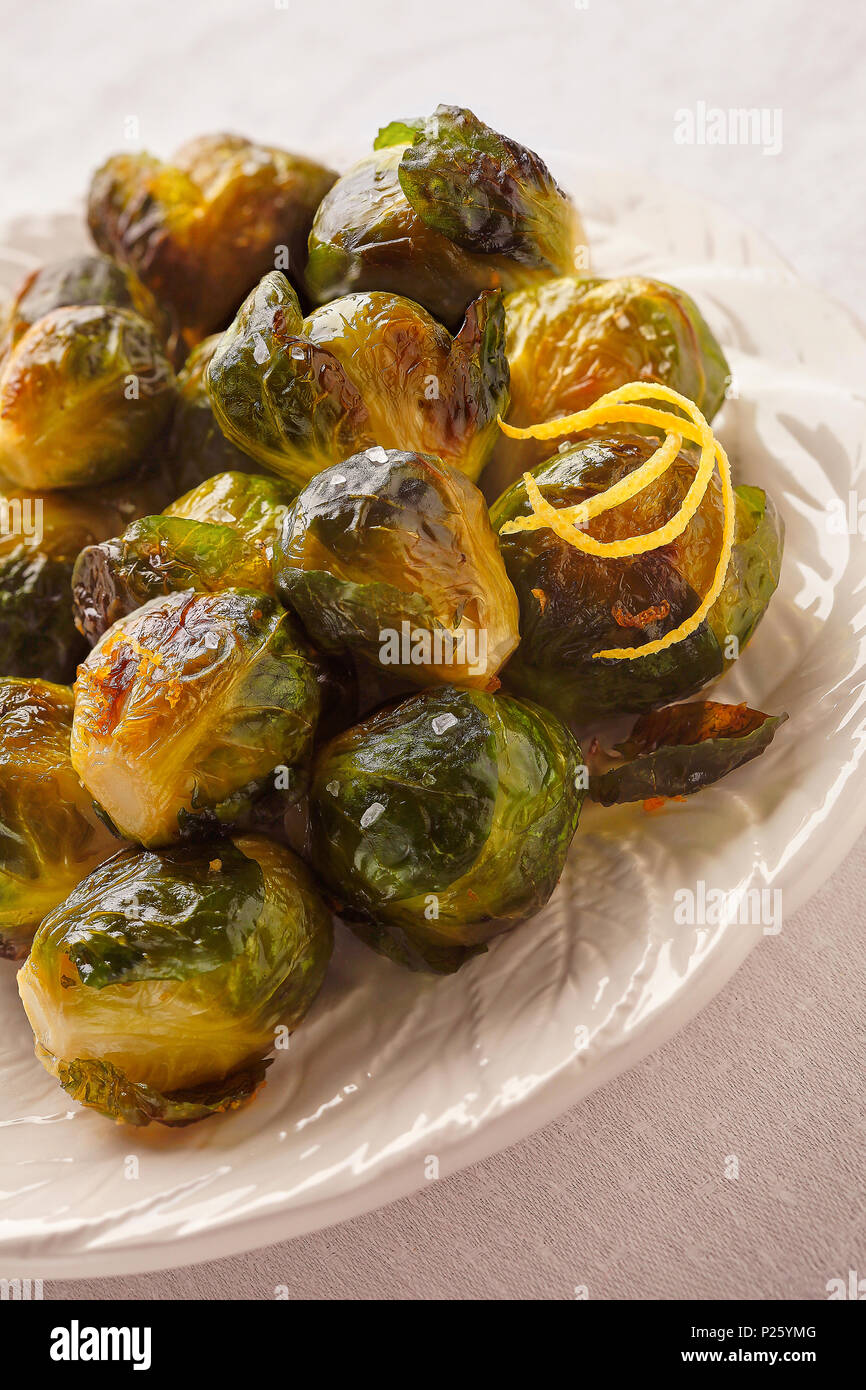 Arrostite i cavoletti di Bruxelles con la scorza di limone Foto Stock