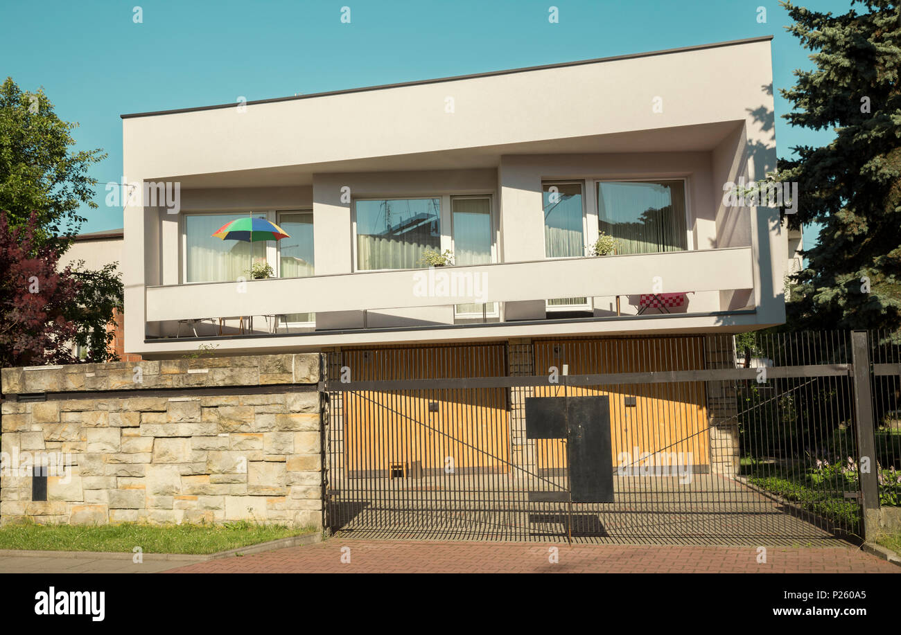 Cracovia in Polonia - Luglio 3, 2014: Singola famiglia casa costruita nel 60s - modernismo stile in Cracovia in Polonia Foto Stock