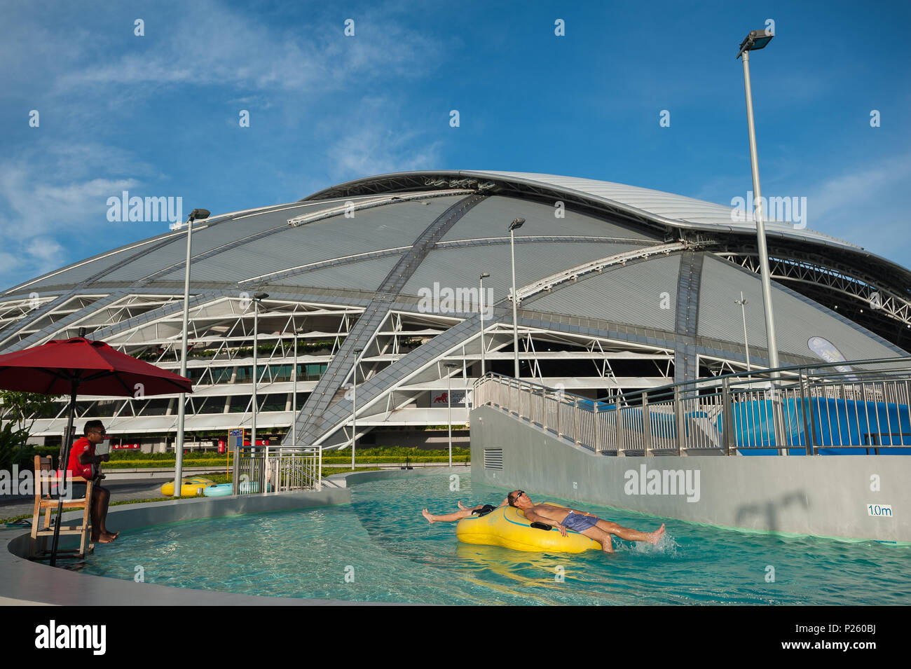 Singapore, Singapore, persone in piscina, dietro lo stadio nazionale Foto Stock