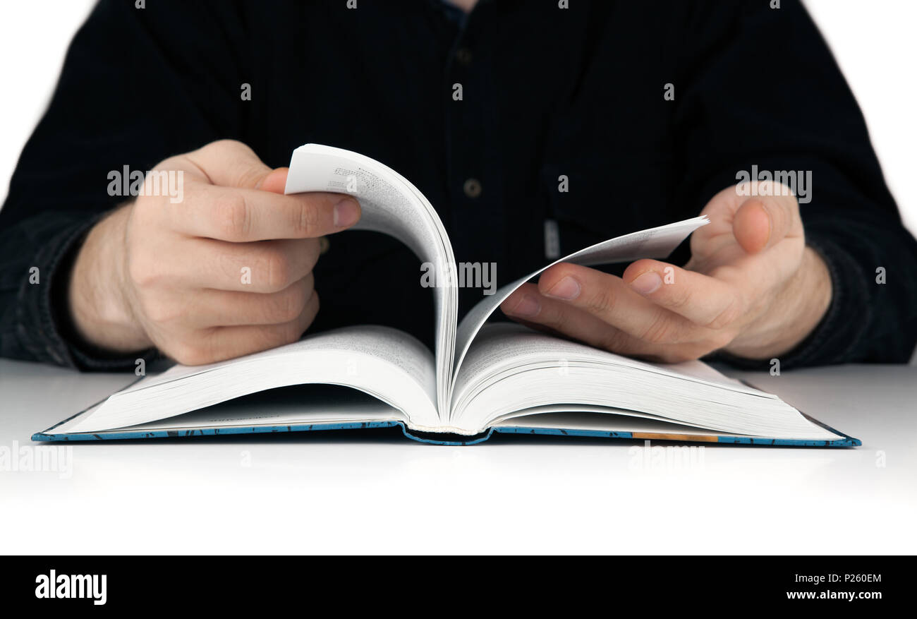 Gli uomini con le mani in mano sfogliando le pagine del libro closeup Foto Stock