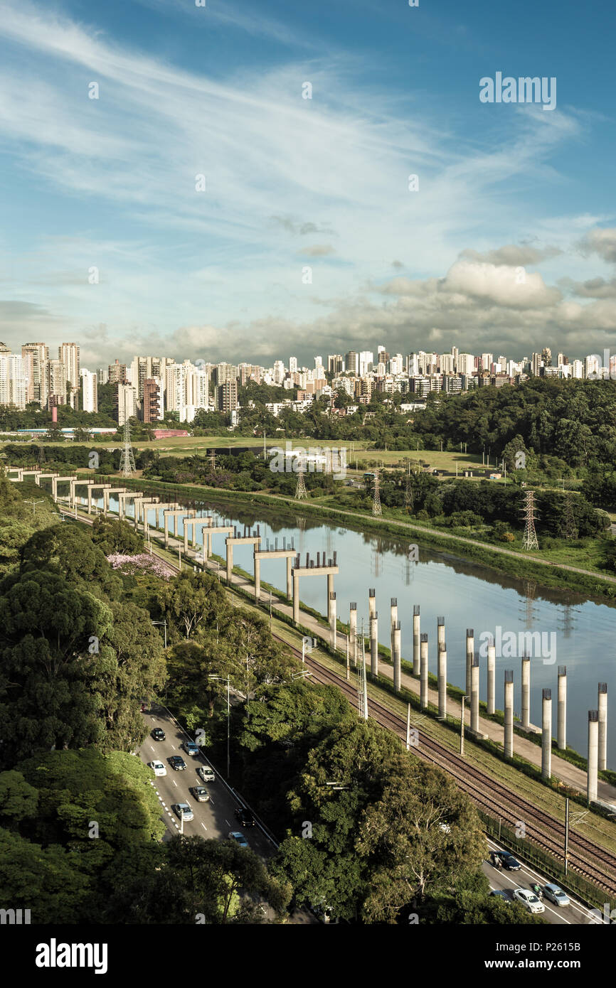 Vista del "marginale Pinheiros' Avenue, Pinheiros River e lo skyline di Sao Paulo City sulla soleggiata giornata estiva. Foto Stock