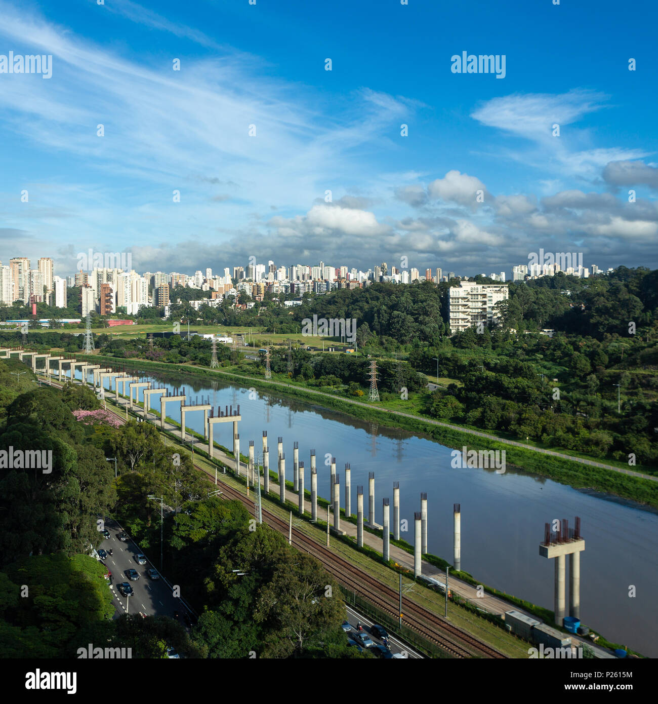 Vista del "marginale Pinheiros' Avenue, Pinheiros River e lo skyline di Sao Paulo City sulla soleggiata giornata estiva. Foto Stock