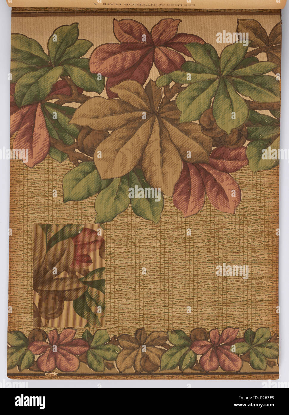 . Inglese: libro campione (USA), ca. 1915 . Inglese: 179 pagine (incl. top delle frontiere; non. incl. attaccato bordi inferiori o i campioni di tessuto) Arazzo, paesaggio, ingrain e farina di avena papers, molti tono su tono. Alcuni fianchi presentano corrispondenti bordi superiore e inferiore. Alcuni hanno motivi di Tiffany e flitter confini. Altorilievo tagliare fuori i confini come pure tagliare fuori i confini. Alcune pareti sono goffrati e/o stampati per simulare la pelle. Alcuni hanno tessuto coordinato swatch attaccato. Alcune frontiere hanno l'aspetto di aerografo. Alcune pareti sembrano essere stampati ad intaglio. Stripe floreali di disegni per camere da letto e Foto Stock