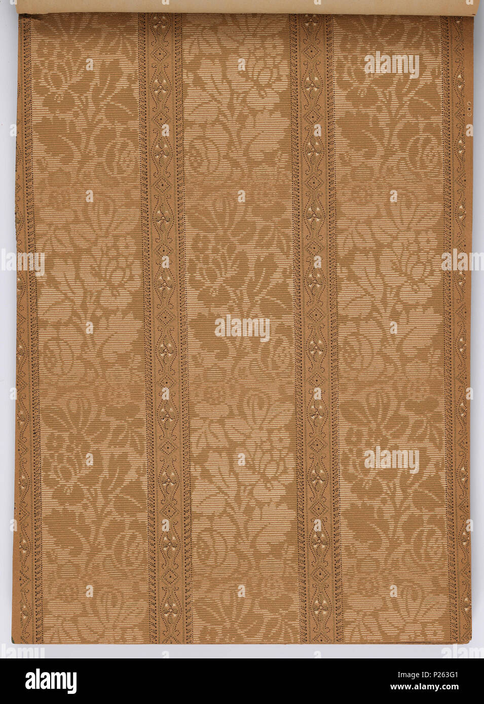 . Inglese: libro campione (USA), ca. 1915 . Inglese: 179 pagine (incl. top delle frontiere; non. incl. attaccato bordi inferiori o i campioni di tessuto) Arazzo, paesaggio, ingrain e farina di avena papers, molti tono su tono. Alcuni fianchi presentano corrispondenti bordi superiore e inferiore. Alcuni hanno motivi di Tiffany e flitter confini. Altorilievo tagliare fuori i confini come pure tagliare fuori i confini. Alcune pareti sono goffrati e/o stampati per simulare la pelle. Alcuni hanno tessuto coordinato swatch attaccato. Alcune frontiere hanno l'aspetto di aerografo. Alcune pareti sembrano essere stampati ad intaglio. Stripe floreali di disegni per camere da letto e Foto Stock