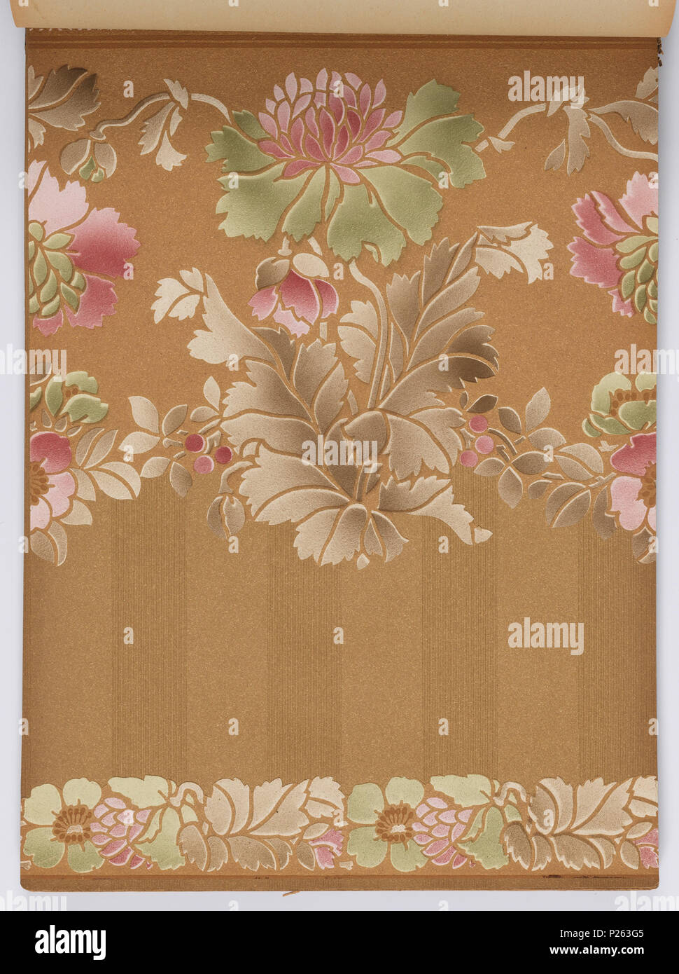 . Inglese: libro campione (USA), ca. 1915 . Inglese: 179 pagine (incl. top delle frontiere; non. incl. attaccato bordi inferiori o i campioni di tessuto) Arazzo, paesaggio, ingrain e farina di avena papers, molti tono su tono. Alcuni fianchi presentano corrispondenti bordi superiore e inferiore. Alcuni hanno motivi di Tiffany e flitter confini. Altorilievo tagliare fuori i confini come pure tagliare fuori i confini. Alcune pareti sono goffrati e/o stampati per simulare la pelle. Alcuni hanno tessuto coordinato swatch attaccato. Alcune frontiere hanno l'aspetto di aerografo. Alcune pareti sembrano essere stampati ad intaglio. Stripe floreali di disegni per camere da letto e Foto Stock
