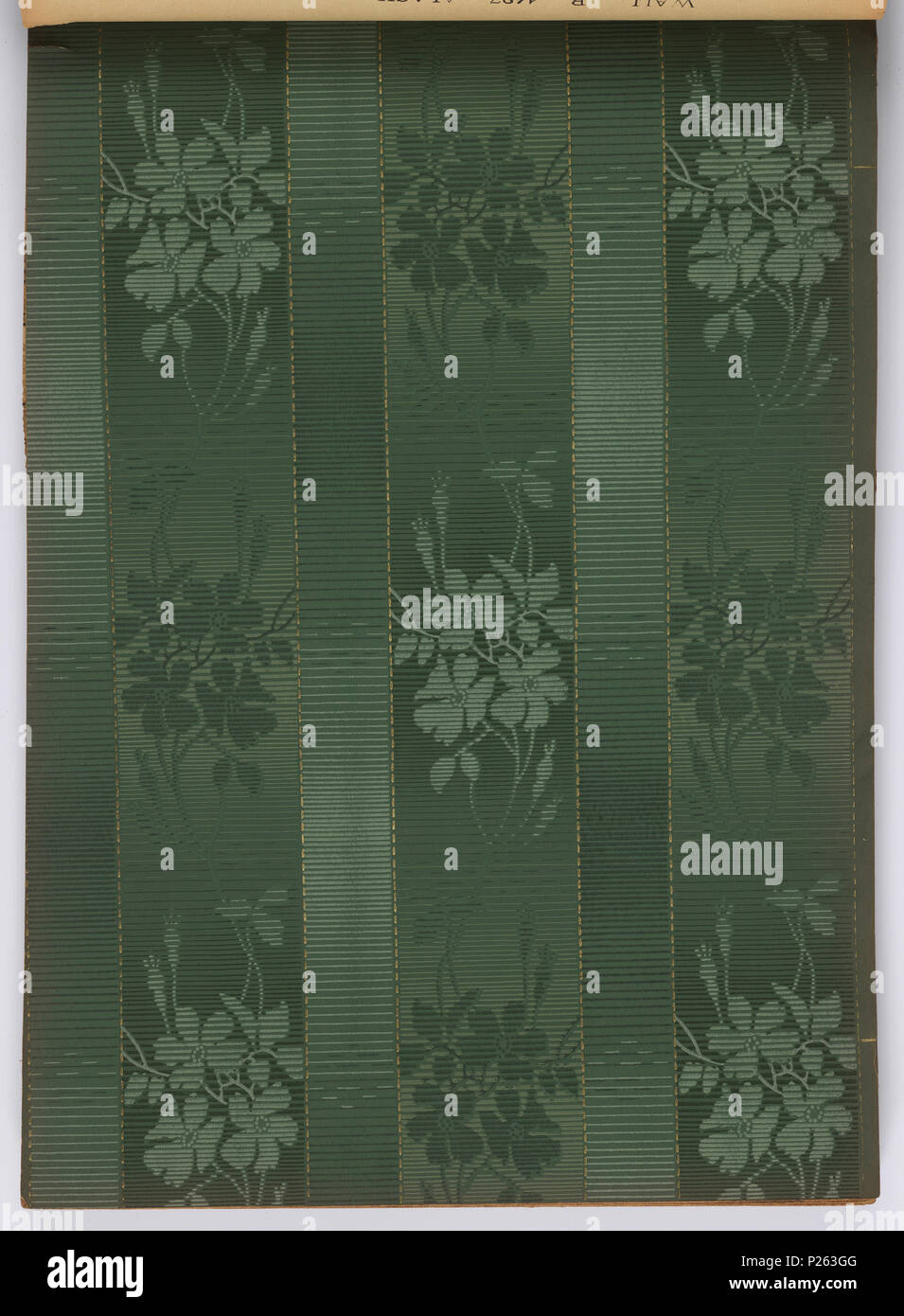 . Inglese: libro campione (USA), ca. 1915 . Inglese: 179 pagine (incl. top delle frontiere; non. incl. attaccato bordi inferiori o i campioni di tessuto) Arazzo, paesaggio, ingrain e farina di avena papers, molti tono su tono. Alcuni fianchi presentano corrispondenti bordi superiore e inferiore. Alcuni hanno motivi di Tiffany e flitter confini. Altorilievo tagliare fuori i confini come pure tagliare fuori i confini. Alcune pareti sono goffrati e/o stampati per simulare la pelle. Alcuni hanno tessuto coordinato swatch attaccato. Alcune frontiere hanno l'aspetto di aerografo. Alcune pareti sembrano essere stampati ad intaglio. Stripe floreali di disegni per camere da letto e Foto Stock
