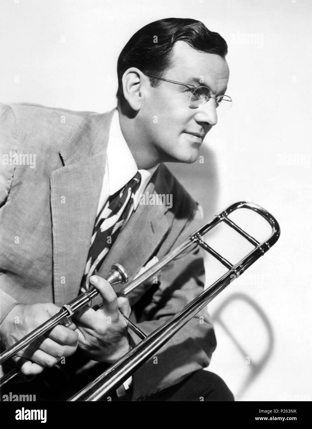 Glenn Miller - ritratto con tromba - American musicista jazz e band leader  nello Swing era - 1 Marzo 1904 - 15 dicembre 1944 Foto stock - Alamy