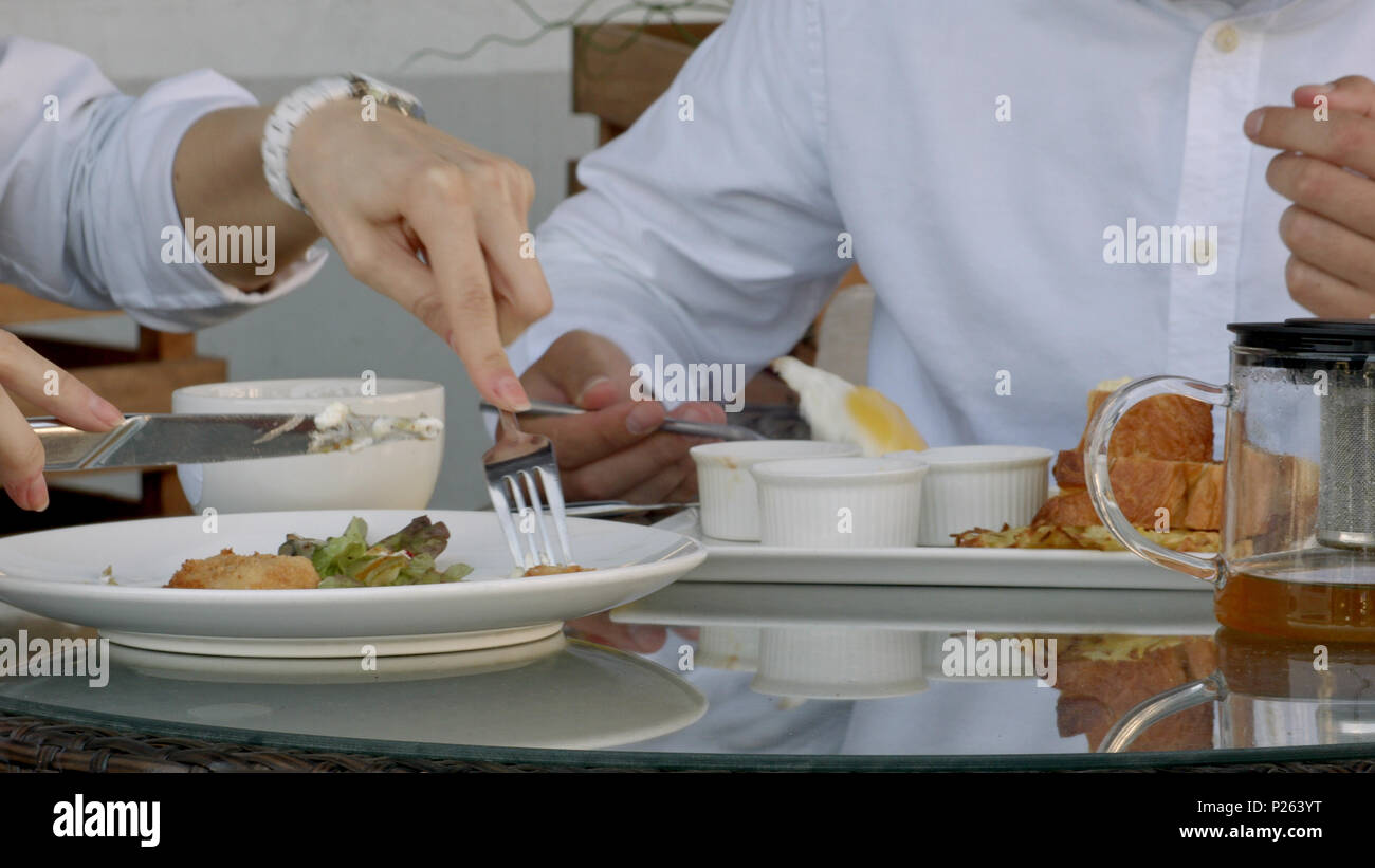 Il momento della colazione con uova e salsicce fritte Foto Stock
