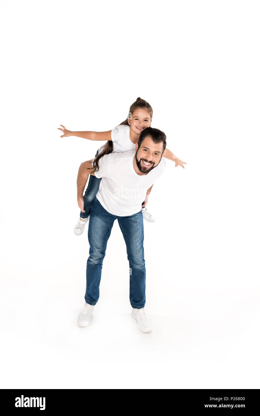 Padre e figlia piccola piggybacking insieme isolato su bianco Foto Stock