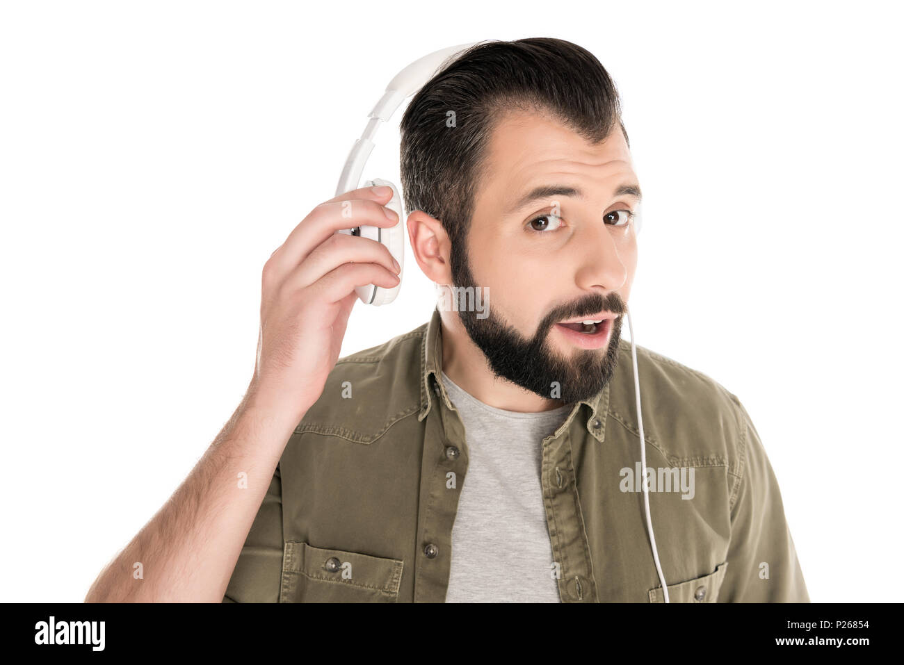 Uomo Barbuto ascoltando musica con le cuffie, isolato su bianco Foto Stock