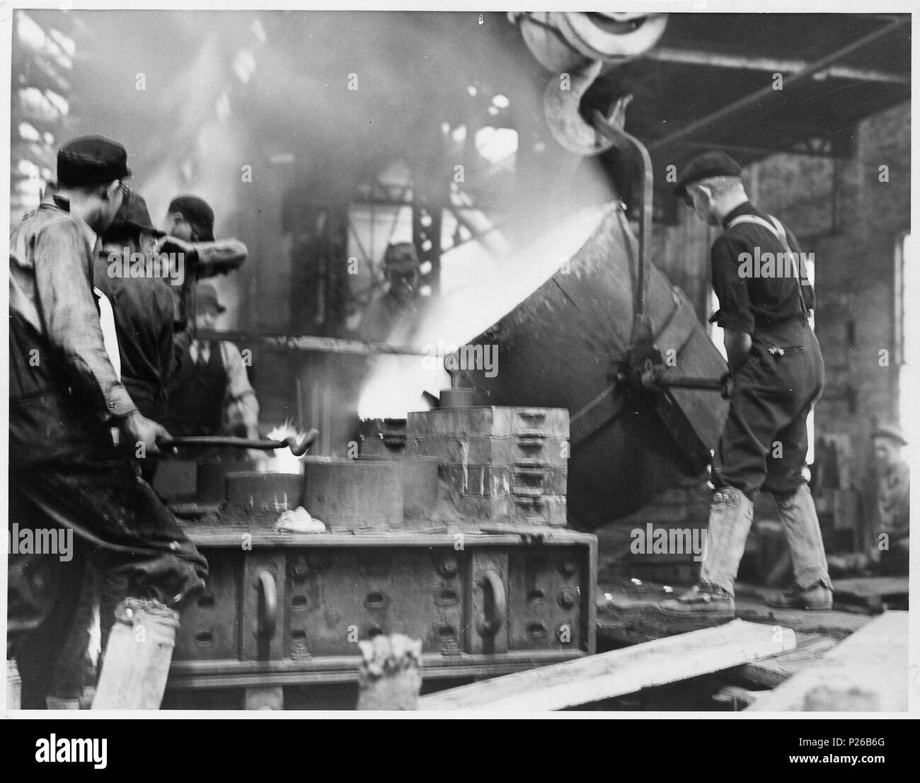 (I dipendenti di fonderia Departmant, lavorando colata di metallo fuso in stampi, US Navy Yard, Mare isola, CA) - Foto Stock