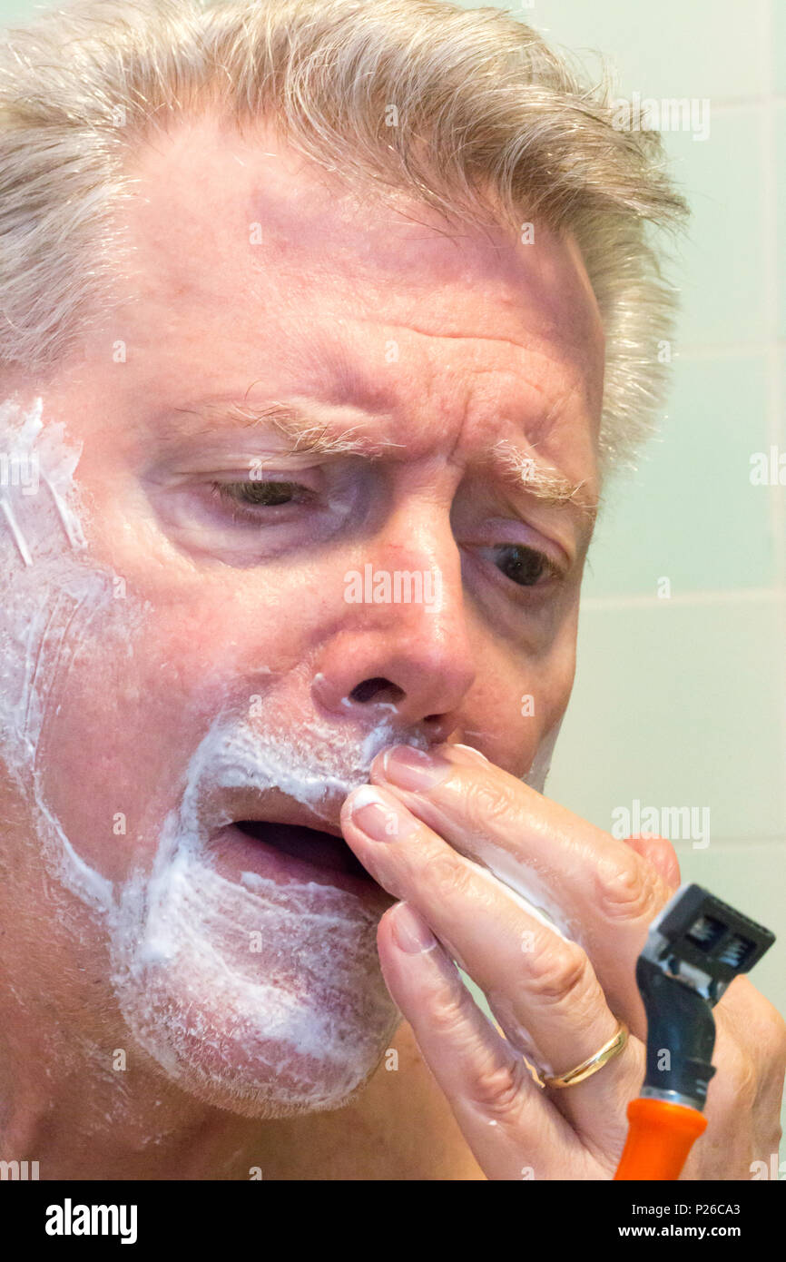 Senior uomo rasatura, STATI UNITI D'AMERICA Foto Stock