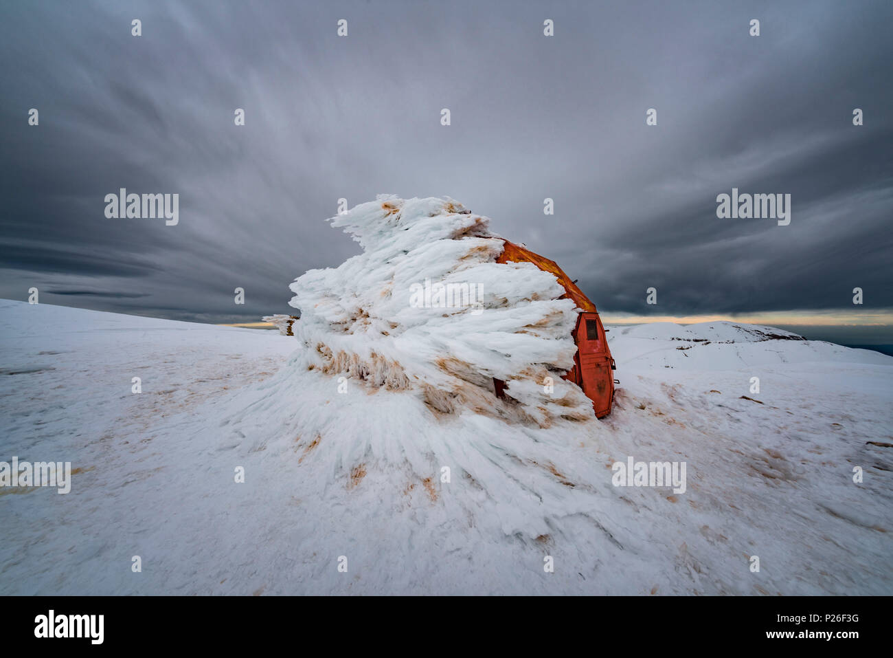 Il Bivacco Pelino sul Monte Amaro ricoperto di ghiaccio, Maiella, provincia de L'Aquila, Abruzzo, Italia, Europa Foto Stock