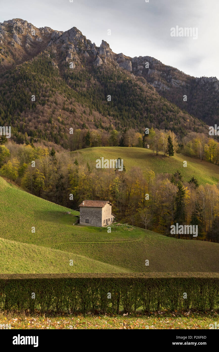 Una piccola casa sulle pendici del Monte Alben in autunno, Valpiana, Serina, Val Serina, distretto di Bergamo, Lombardia, Italia. Foto Stock