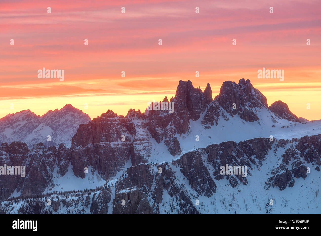 Croda da Lago in un colore pieno inverno sunrise, Cortina d'Ampezzo, Belluno, Veneto, Italia Foto Stock