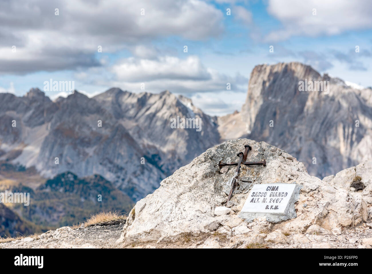 Il monte Sasso Bianco, Dolomiti, Alleghe, provincia di Belluno, Veneto, Italia, Europa. Alla sommità del monte Sasso Bianco Foto Stock