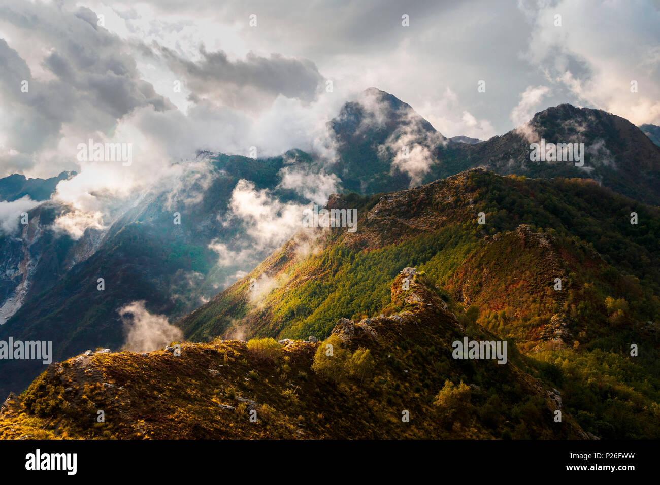 Le montagne in un giorno nuvoloso, Alpi Apuane, della Garfagnana, provincia di Lucca, Toscana, Italia, Europa Foto Stock