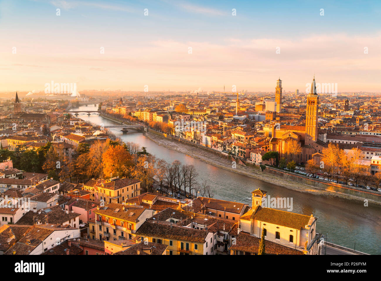Verona, Veneto, Italia. Vista panoramica di Verona dal Piazzale Castel San Pietro Foto Stock