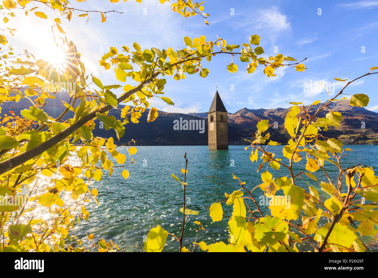 Campanile di semi sommersa chiesa nel lago di Resia (Reschensee), Curon Venosta, provincia di Bolzano, Alto Adige, Italia Foto Stock