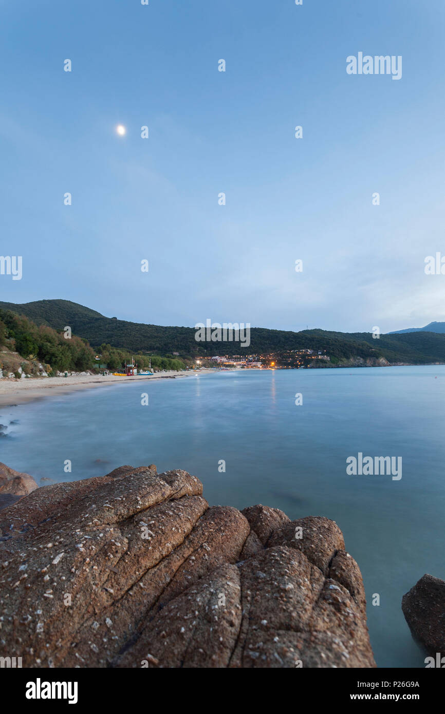 Le luci del tramonto su La Crocetta beach, Marciana Marina, Isola d'Elba, Provincia di Livorno, Toscana, Italia Foto Stock