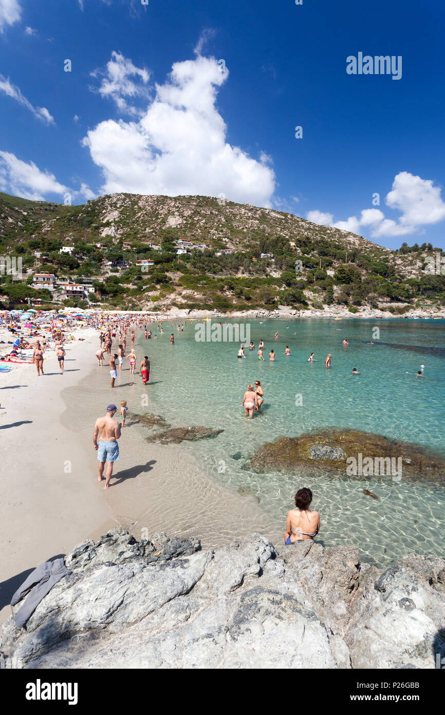 Persone alla spiaggia di Fetovaia, Campo nell'Elba, Isola d'Elba, Provincia di Livorno, Toscana, Italia Foto Stock