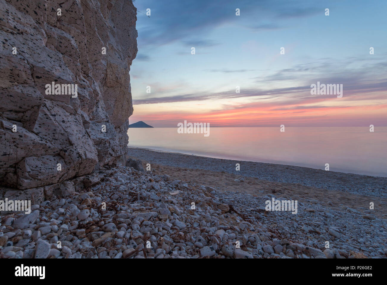Tramonto sulle scogliere bianche di Sottobomba spiaggia, Portoferraio, Isola d'Elba, Provincia di Livorno, Toscana, Italia Foto Stock