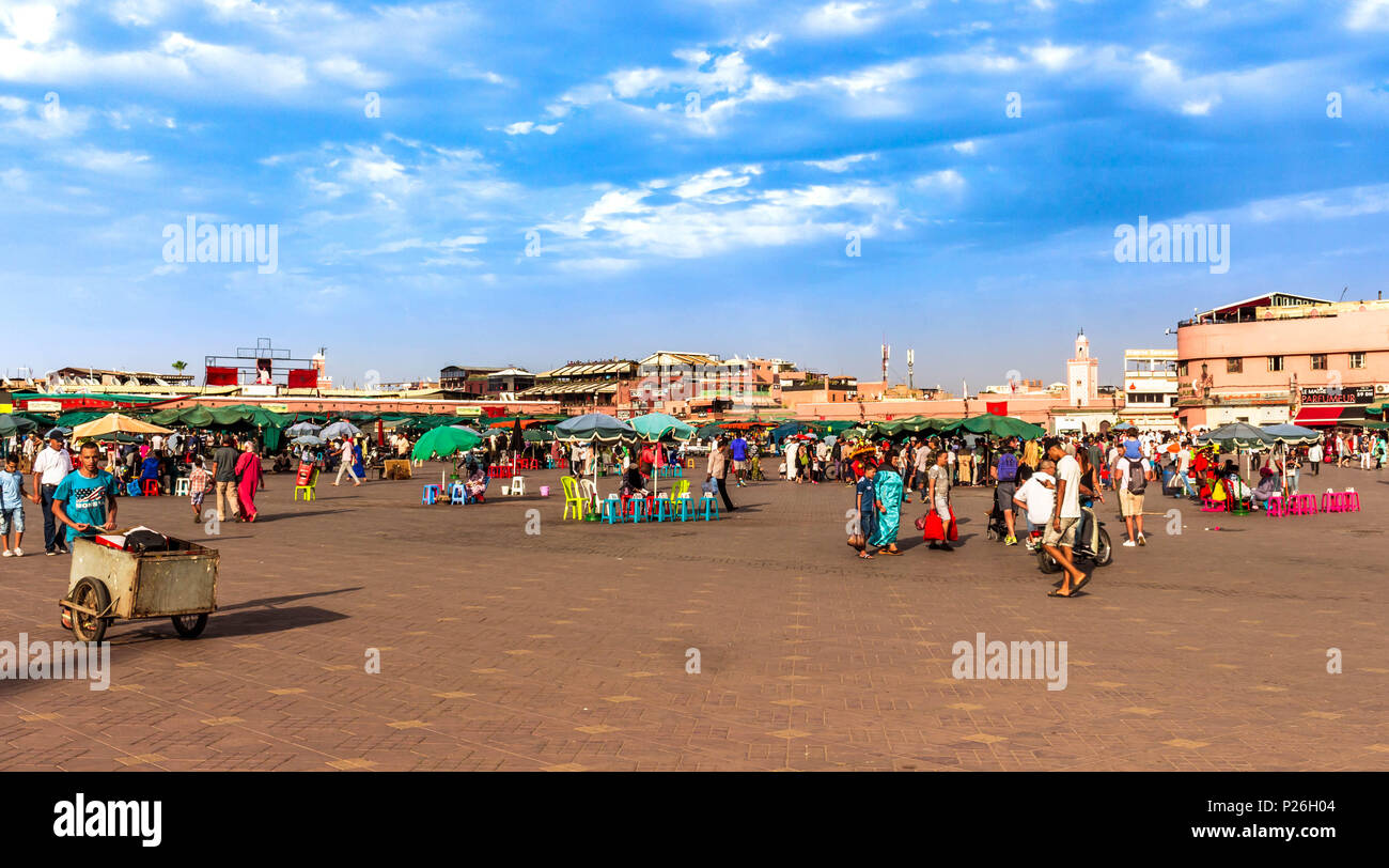 Piazza Jemaa el Fna a Marrakech marocco giorno Foto Stock