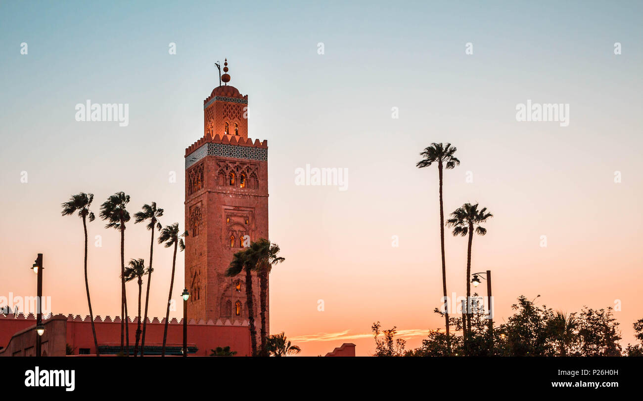 Il Marocco moschea di Marrakesh silhouette tramonto Foto Stock