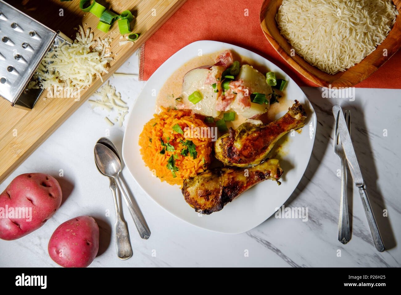 Cucina colombiana papas chorreadas pollo arrosto gambe e Foto Stock Cucina colombiana papas chorreadas pollo arrosto gambe e Foto Stock