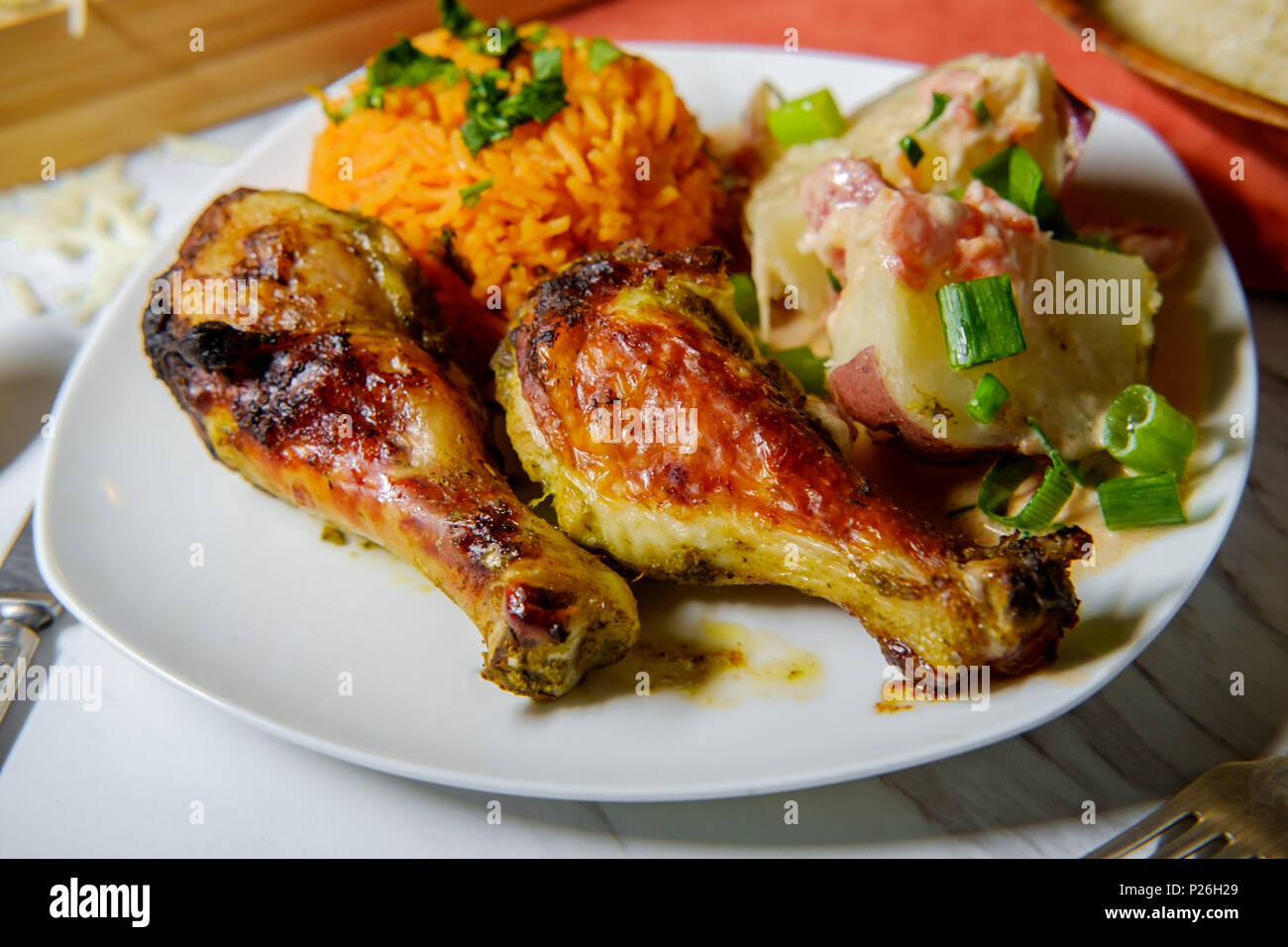 Cucina colombiana papas chorreadas pollo arrosto gambe e Foto Stock Cucina colombiana papas chorreadas pollo arrosto gambe e Foto Stock