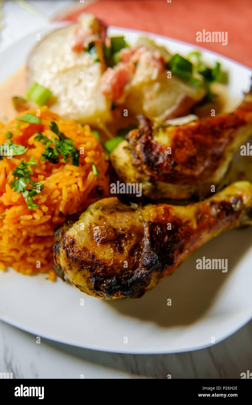 Cucina colombiana papas chorreadas pollo arrosto gambe e Foto Stock Cucina colombiana papas chorreadas pollo arrosto gambe e Foto Stock
